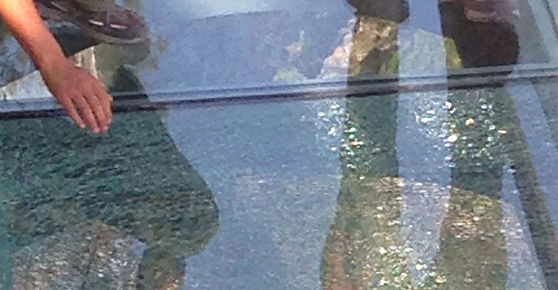 Glass Walkway In China Cracks Beneath Tourists Discovery Blog Discovery