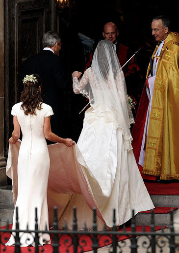 The buttons and lace embroidery on Pippa’s dress matched those found on Kate’s wedding gown.