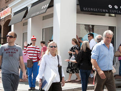 Loyal fans line up outside Georgetown Cupcake every day to get a taste of the cupcakes featured on "DC Cupcakes." But today, there's a familiar face in the crowd …