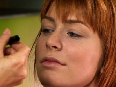 Carmindy shows Katherine how to create a smoky, rock-n-roll eye.