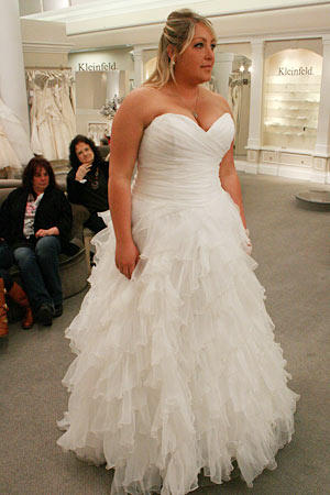 Helena kept it classic with a sweetheart neckline, but had a little fun with a flirty skirt.