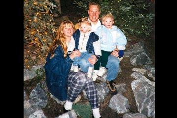 Christine and Kody celebrate Christmas with their oldest two children, Aspyn and Mykelti.