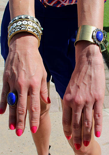 The dynamic combination of the vivid pink and blue add energy to simple outfits, creating the complete summer style.