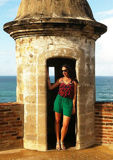 This style of Stacy's combines green silk shorts and a printed top. A cool look for summer, this outfit is perfect for any summer day, from adventuring in a city to strolling on the beach.