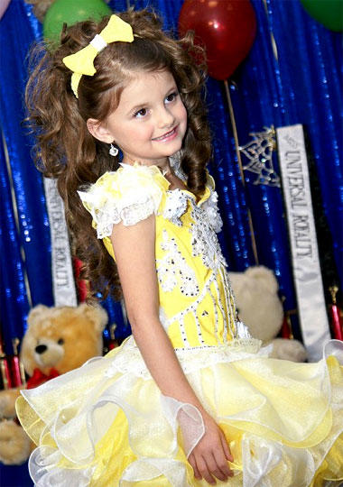 AshLynn smiles for the crowd.