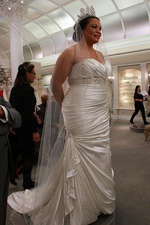 Pageant queen Esther made this sleek silhouette absolutely regal.
