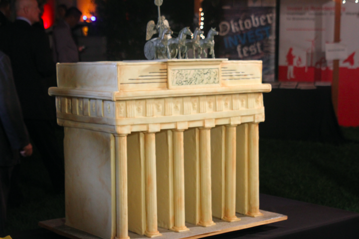 Brandenburg Gate Cake