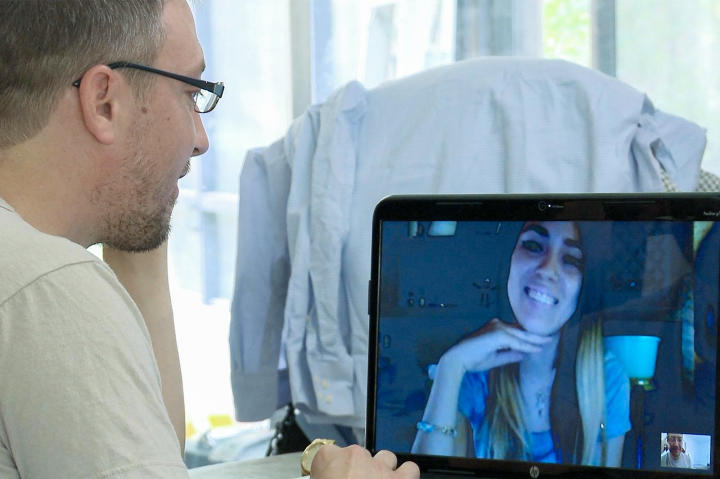 Jason and Cassia have one last virtual conversation before he leaves to meet her in Brazil. But with Cassia feeling negative about the relationship, will she meet him at their airport?