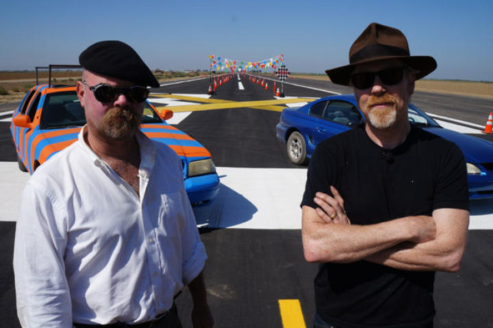 In Car Chase Chaos, Jamie and Adam test car-chase cliches, including whether you can really share driving, change places or dump the driver while moving at speed.