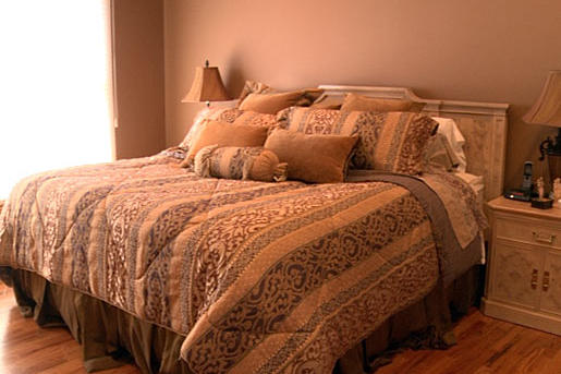 Take a photo tour of Valastro family homes! The ladies of Cake Boss invite you into their homes for a very special tour, beginning with Grace's house.
Grace's Bedroom