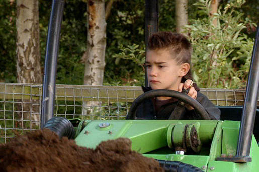 A young gypsy tries his hand at the family business.