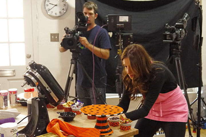 Katherine fills dishes with Halloween candy before making the sisters' trick-or-treat candy bar cupcake recipe. This brand-new recipe is a Holiday Hostesses exclusive!
