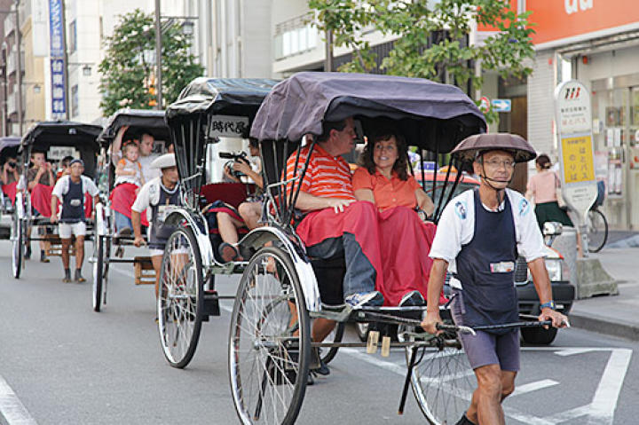 Jim Bob and Michelle lead the way via rickshaw.