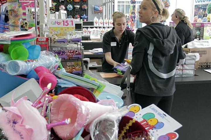 Kate shops for the sextuplet's 7th birthday party.