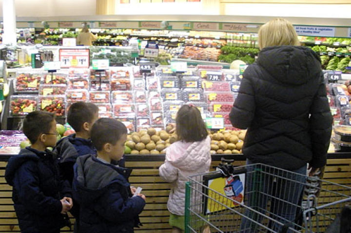 Kate and the kids shop for ingredients for their Hodge Podge dinner.