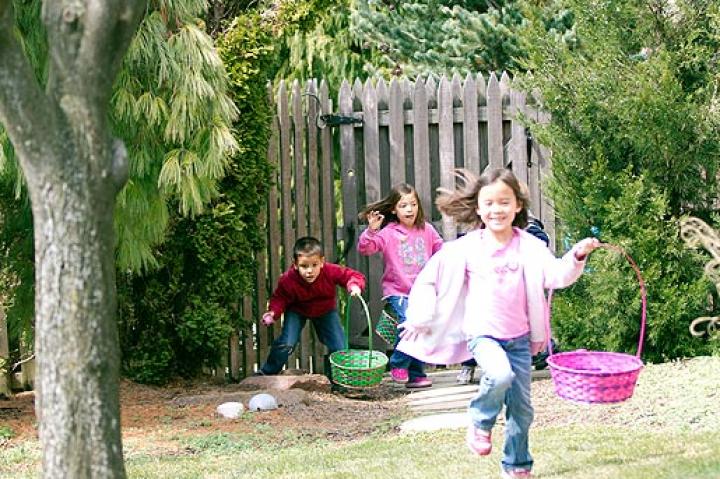 Gosselin children looking for easter eggs.