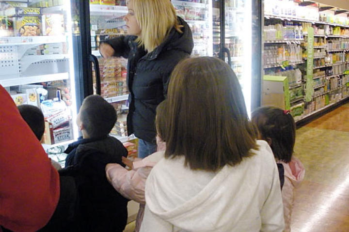 The 9 Gosselins shop for their Hodge Podge dinner ingredients.