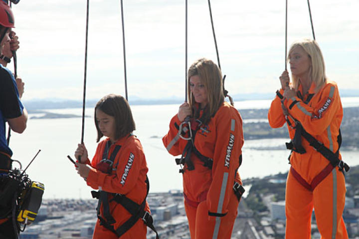 Kate Gosselin and daughter Cara take on a wild New Zealand adventure at Auckland's Sky Walk!