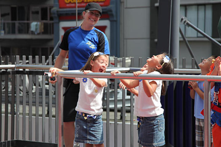 Alexis, Leah and Hannah Gosselin watch mom Kate as she takes the plunge from the Sky Jump.