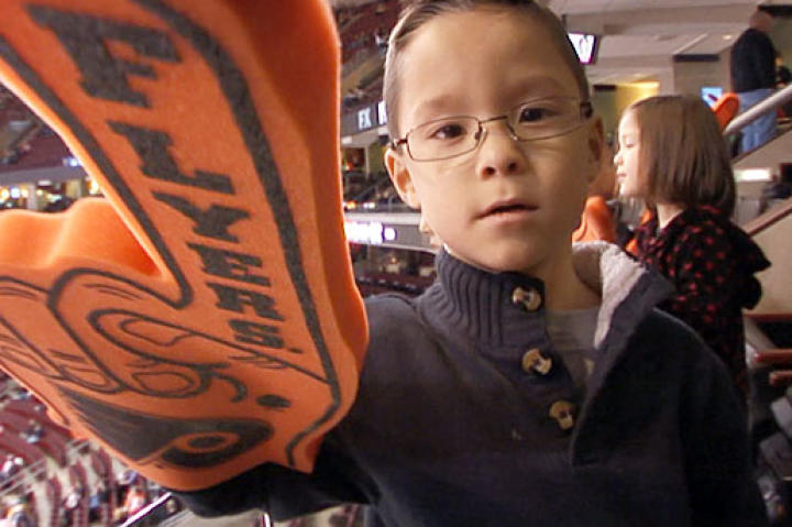 Aaden Gosselin wears an oversized Flyers #1 hand.