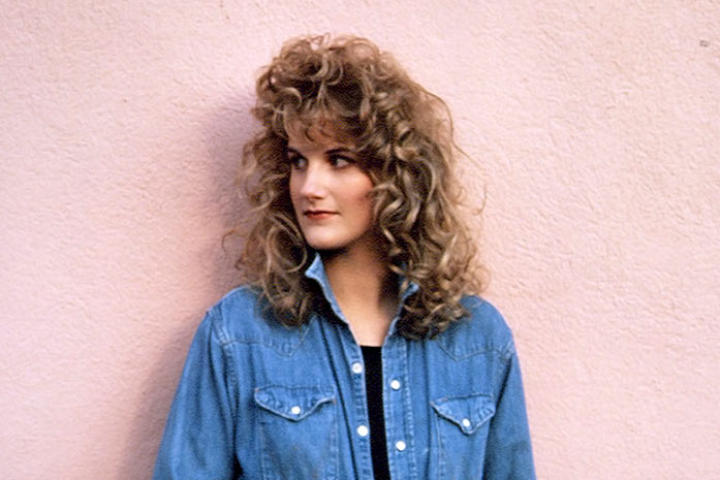 Trisha Yearwood poses for a photoshoot in 1991.