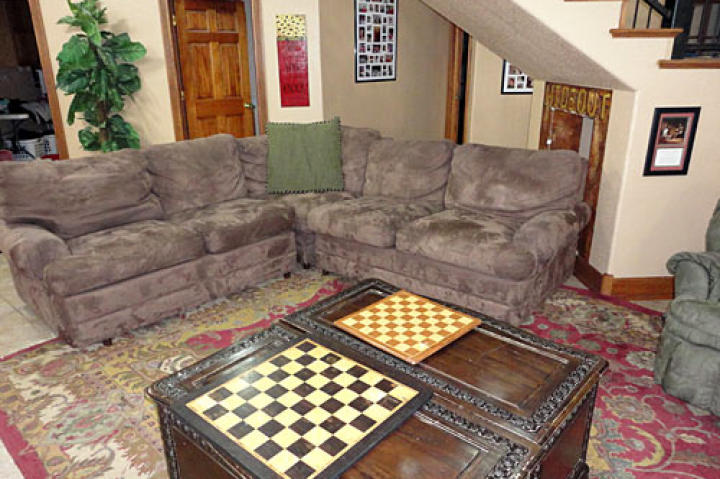Take a tour of the house, starting with the Duggars' living room.