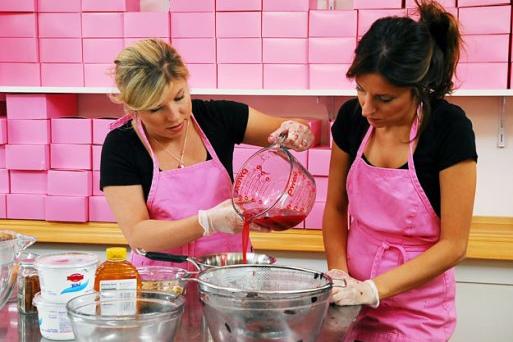 Meet cupcake mavens and sisters, Sophie and Katherine.