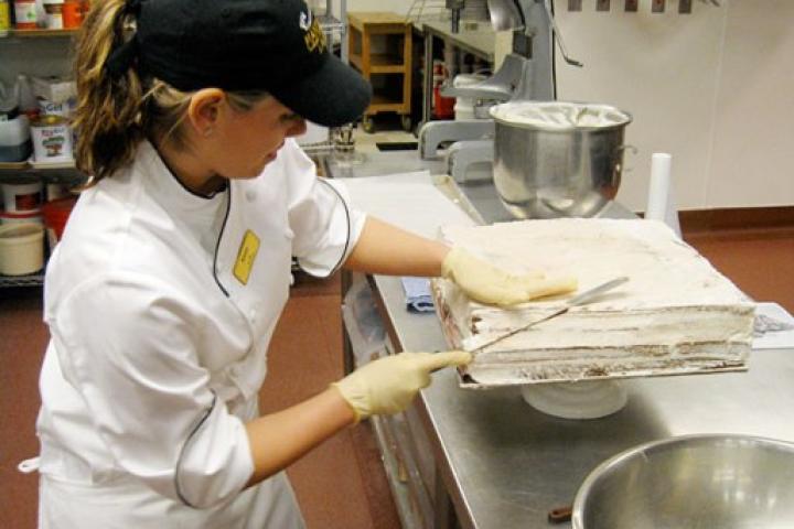Fabulous Cakes: Behind the Scenes Pictures