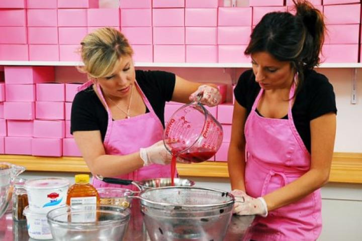 Meet cupcake mavens and sisters, Sophie and Katherine.