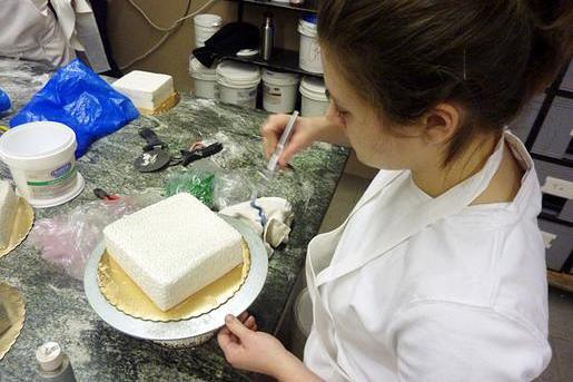 Leslie airbrushes a holiday cake.