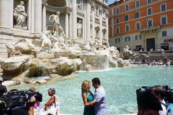 Lisa and Buddy share a romantic moment at the Trevi Fountain.