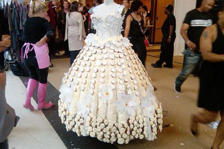 EPISODE: FASHION VICTIMS
The finished wedding dress.