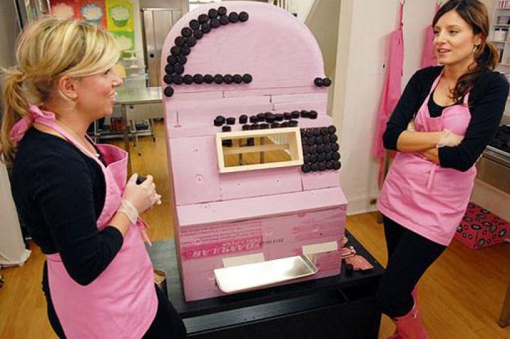 EPISODE: CUPCAKE JACKPOT
Sophie and Kathryn work on the slot machine build.
