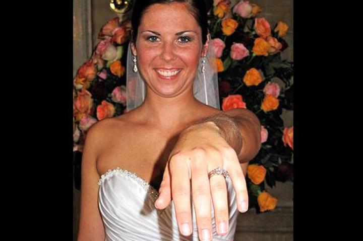 Chelsea shows off her wedding ring.