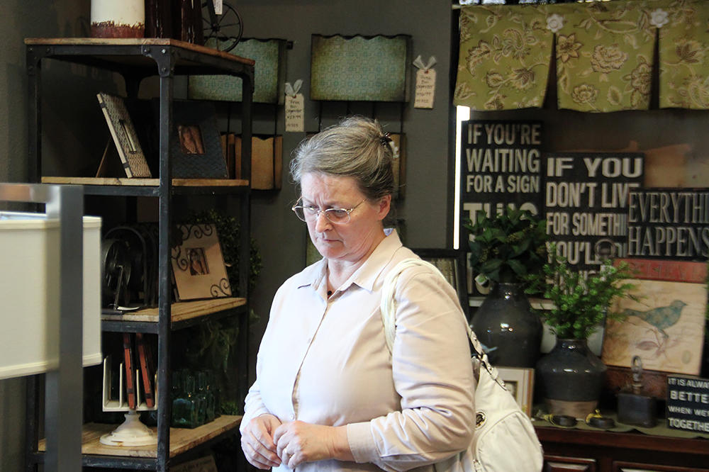 Sheryl (Janelle’s mom), helps Kody shop for Mother’s Day gifts.