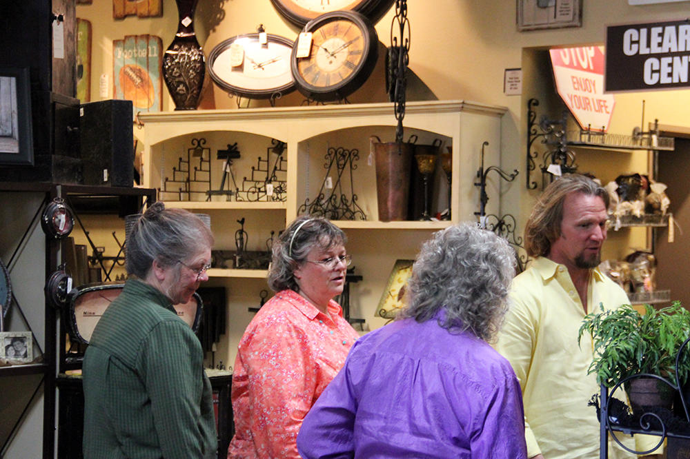 Bonnie (Meri’s mom), Alice (Robyn’s mom), Genielle (Kody’s mom), and Kody shop for Mother’s Day gifts for Kody's wives.