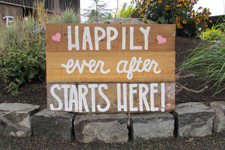 Liz and Mike's wedding featured a country chic theme.