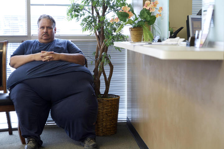 At 693 pounds, Chuck finds everyday tasks to be challenging. Because of his size, he's unable to help out around the house, which is causing a huge strain on his marriage.