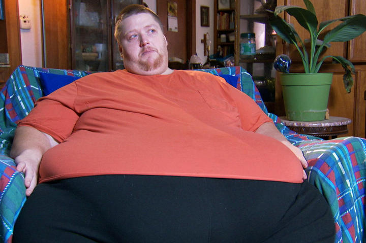 James is sedentary during the day: He sits at work, then he comes home and lounges in front of the TV. Moving around puts great pressure on his joints and causes him a lot of pain.
