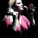 In 2000 Trisha Yearwood performed in the United Kingdom.