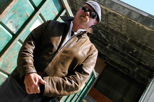 Jamie Hyneman plays the good guy to Adam Savage's villain in 2009's "Dumpster Diving."