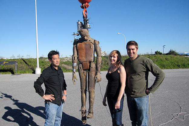 When you're falling from a great height, will landing in water be just like landing on pavement? Buster — here with his "friends" Grant Imahara, Kari Byron and Tory Belleci — is about to find out.