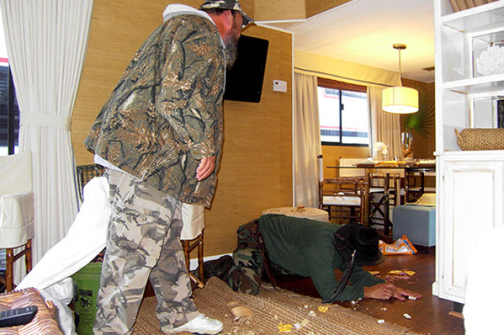 Turtleman and Neal investigate the houseboat to try and detect the mystery critter.