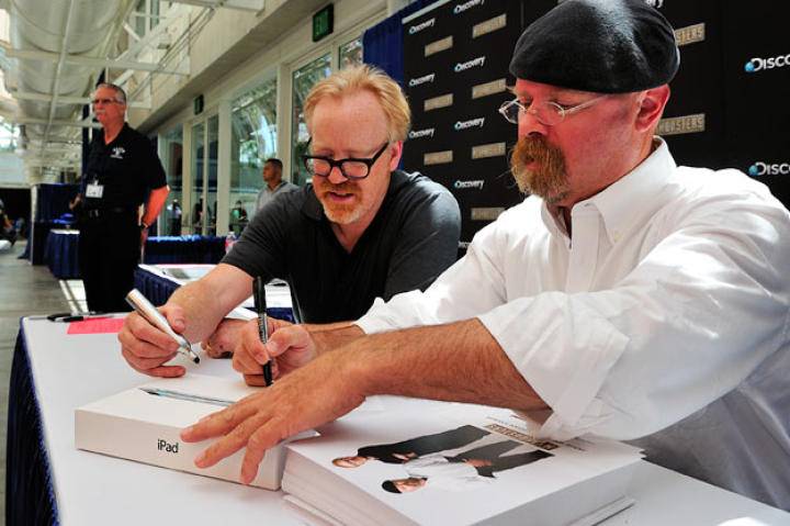 Adam Savage and Jamie Hyneman sign the iPads from this year's