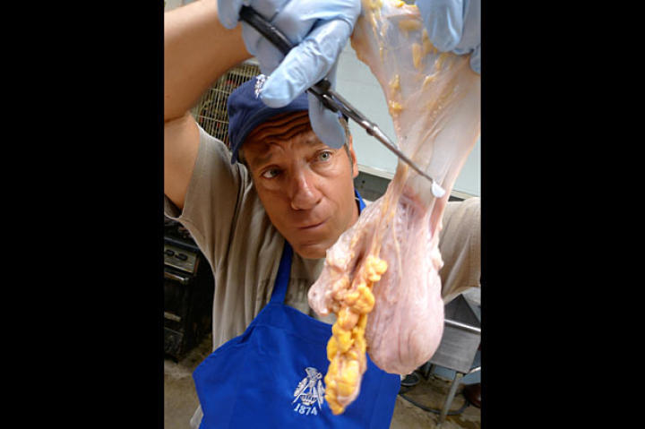 The cow bladders — primarily male beef cow ones — are purged and trimmed as preparation to their inflation.