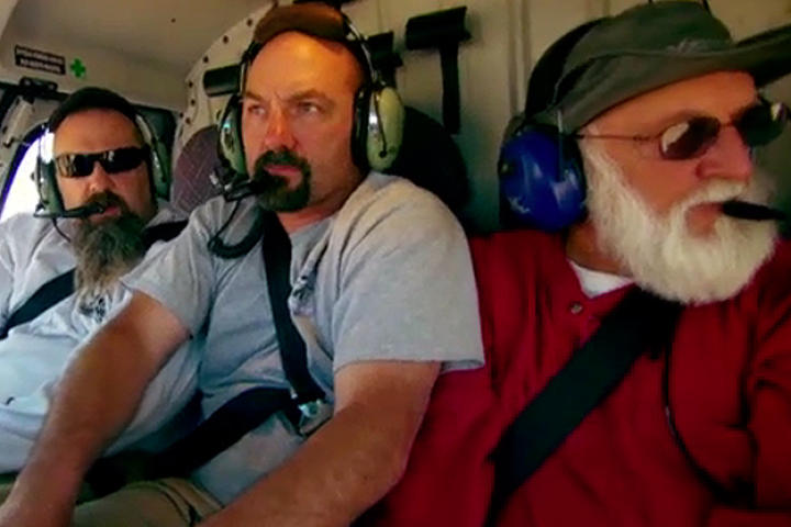 The Hoffman Crew drives deep into the desert and begin to wonder how anyone could possibly mine there with no water. But Todd's contact has promised to meet him and that there is gold to be found. The Crew is surprised when their contact arrives by helicopter and takes them to a location on the beach.
