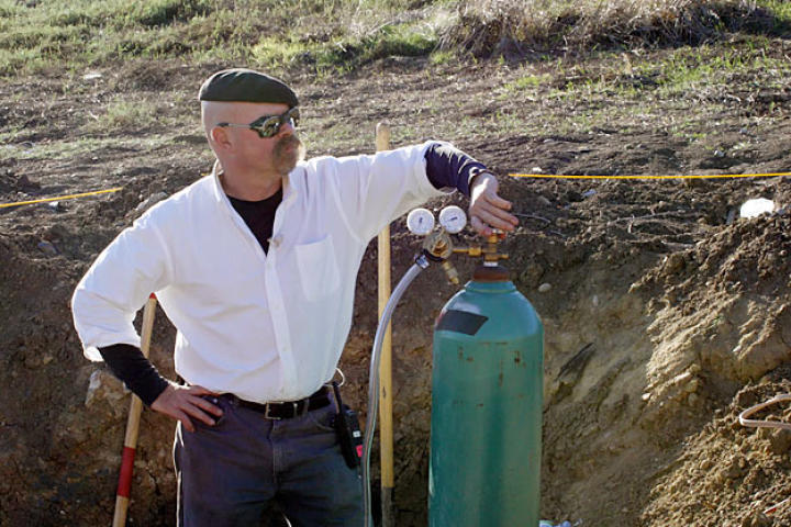 A methane gas tank joins Jamie Hyneman at the Alameda Bomb Range in order to test a scene from
