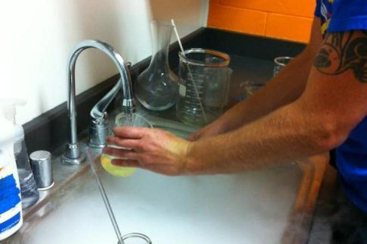 This is how we do dishes at M5. Don't tell Jamie.
From Grant Imahara's Twitter feed. Follow