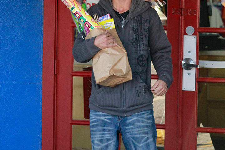 Jeremiah stocks up on fireworks at South of the Border en route to Florida. He's got pyrotechnics in spades, but he doesn't have a place to sleep in the RV. When Sabrina offers him a spot in her bed, he's quick to turn her down.