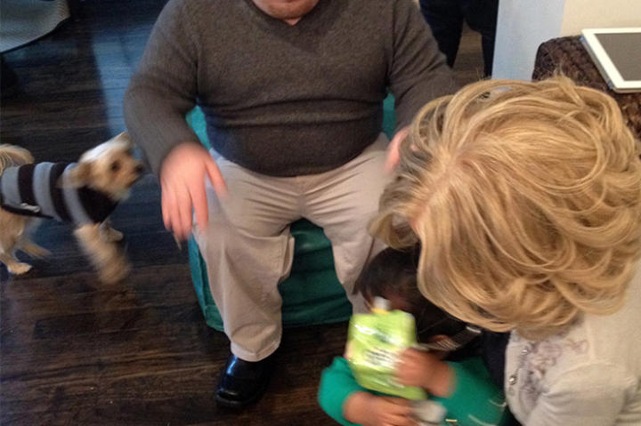Jen tries to calm Zoey's nerves before a photo shoot.